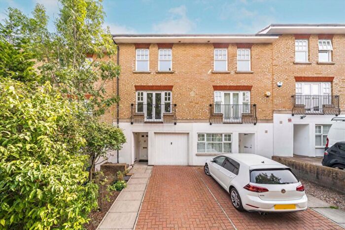 4 Bedroom House For Sale In Osier Crescent, London, N10