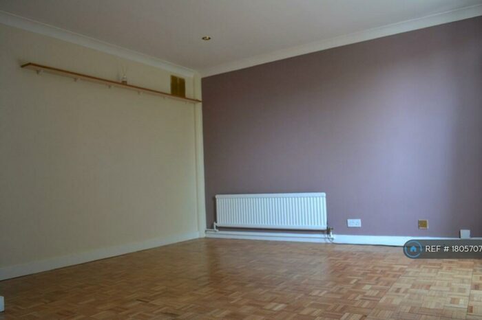 2 Bedroom Maisonette To Rent In Jansen Walk, London, SW11