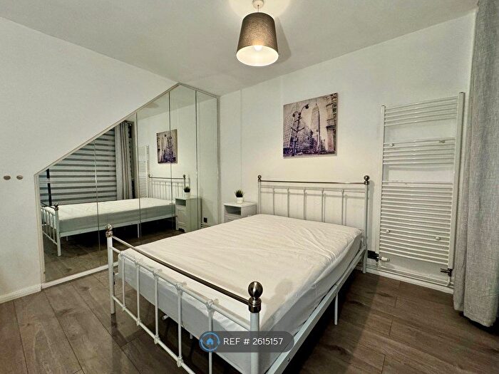 4 Bedroom Maisonette To Rent In Clapham Road, London, SW9