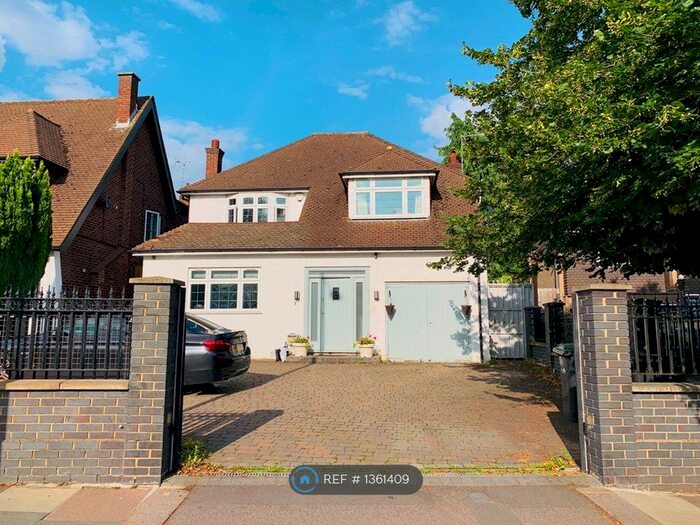 5 Bedroom Detached House To Rent In Cannon Hill, London, N14