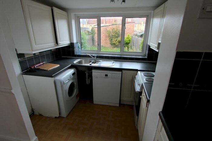 4 Bedroom Flat To Rent In Undine Street, Tooting, SW17