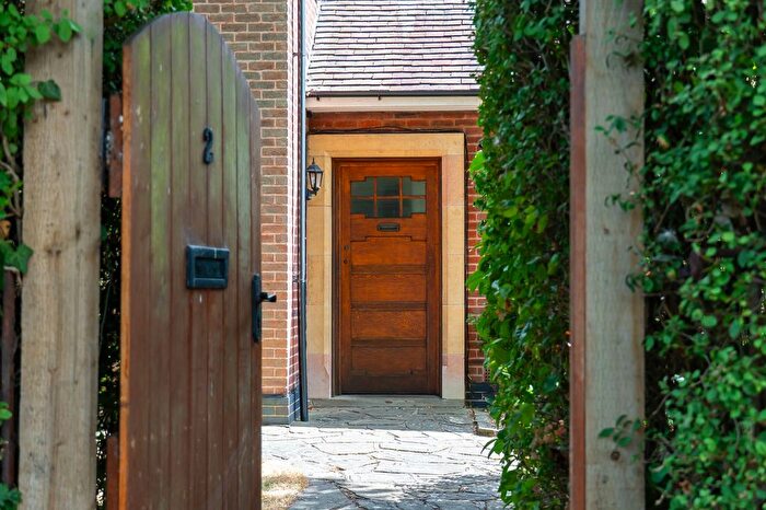 4 Bedroom Detached House For Sale In Shirley Road, Stoneygate, LE2