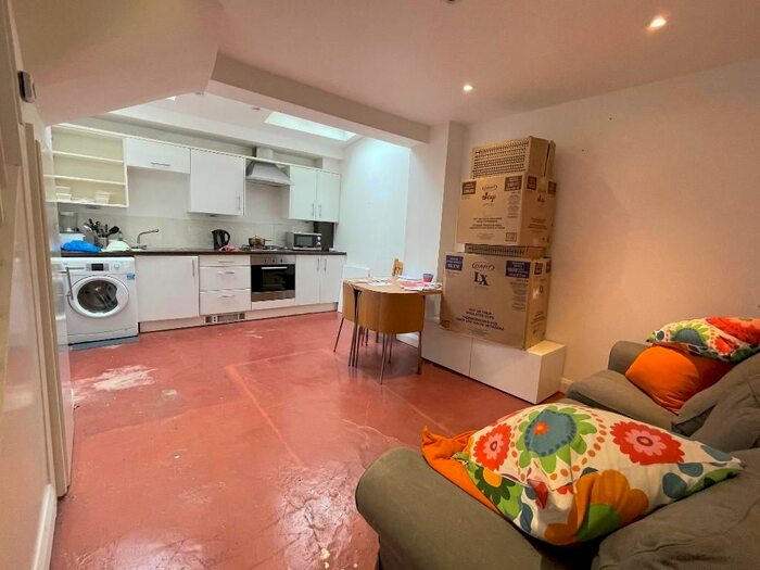 2 Bedroom Flat To Rent In Choumert Road, London, SE15