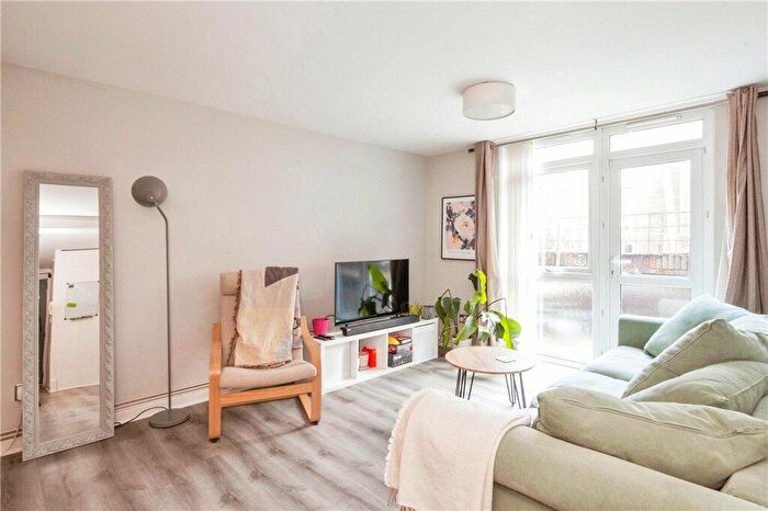 2 Bedroom Flat For Sale In Fawcett Close, London, SW11