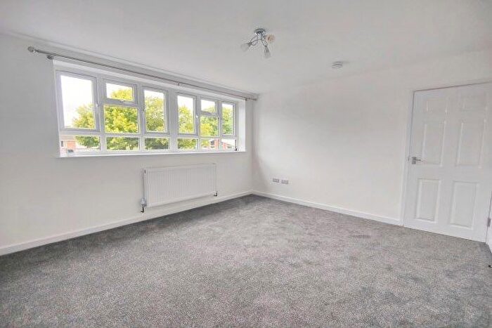 3 Bedroom Flat To Rent In Walmley Close, Sutton Coldfield, B76
