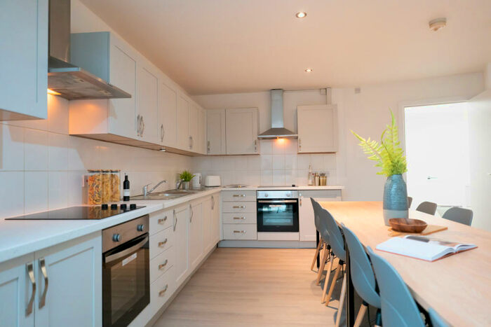 5 Bedroom Flat To Rent In Flat, Moss Lane East, Manchester, M13