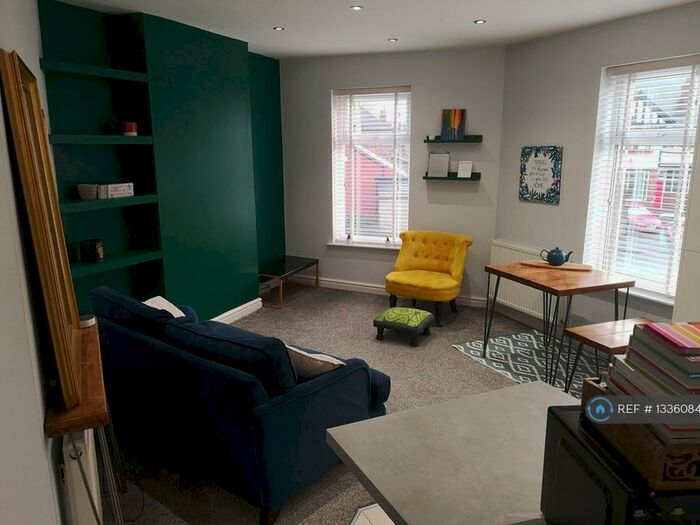 2 Bedroom Flat To Rent In Urmston, Manchester, M41