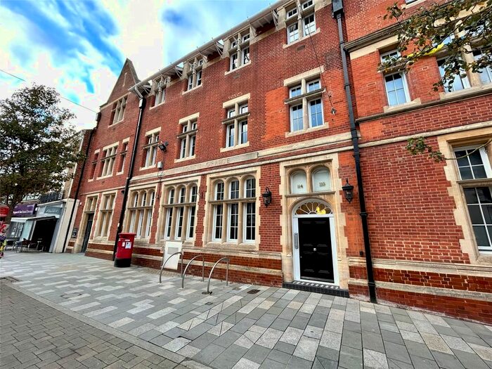 2 Bedroom Flat To Rent In High Street, Maidenhead, Berkshire, SL6