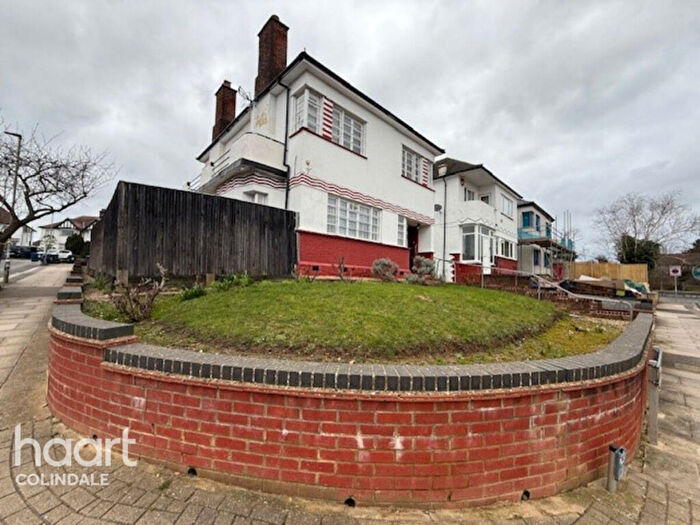 4 Bedroom Detached House For Sale In Highview Avenue, Edgware, HA8