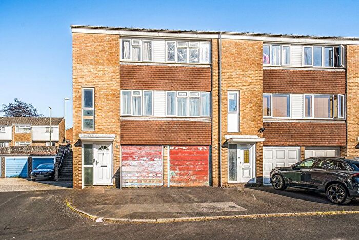 3 Bedroom Town House For Sale In Pennine Way, Basingstoke, RG22