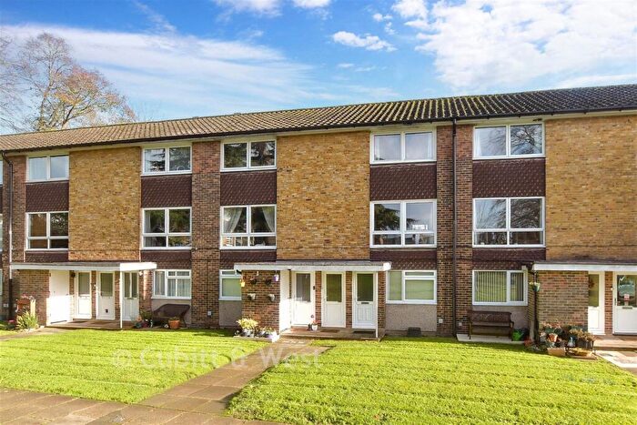 2 Bedroom Flat For Sale In Cotswold Court, Horsham, West Sussex, RH13