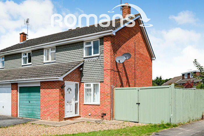 3 Bedroom Semi-Detached House To Rent In Eynsham Close, RG5