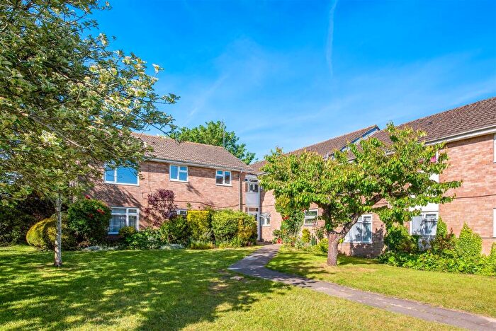 2 Bedroom Flat For Sale In Elizabeth Road, Chichester, PO19