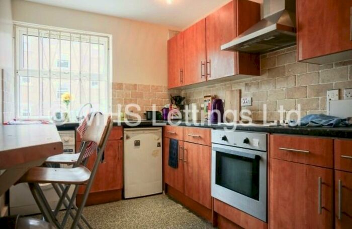 5 Bedroom Ground Flat To Rent In Flat, Welton Road, Leeds, LS6