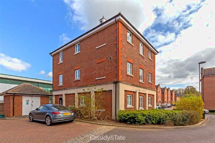 2 Bedroom Flat To Rent In Centaurus Square, St Albans, Hertfordshire AL2