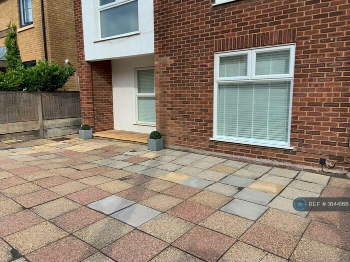 2 Bedroom Flat To Rent In Westbury Lane, Buckhurst Hill, IG9