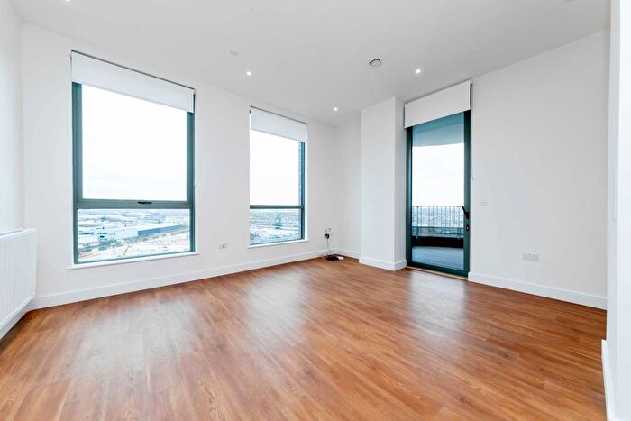 2 Bedroom Flat To Rent In Union Way, Willesden Junction, NW10