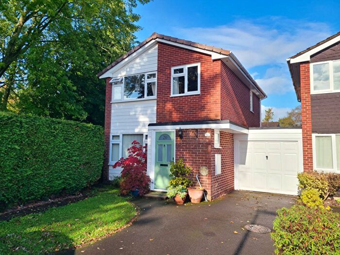 3 Bedroom Link Detached House For Sale In Amberwood Close, Calmore, SO40