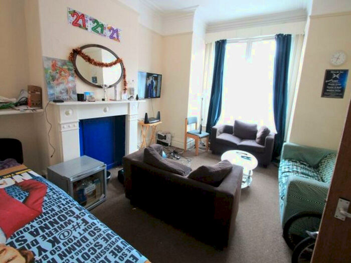 6 Bedroom House To Rent In Brudenell Avenue, Leeds, LS6