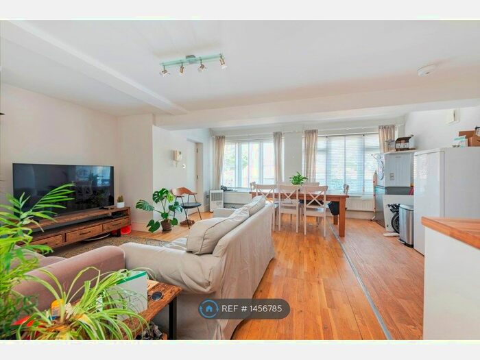 3 Bedroom Flat To Rent In Bedford Hill, London, SW12
