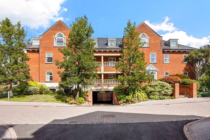 2 Bedroom Flat For Sale In Potters Place, Horsham, RH12