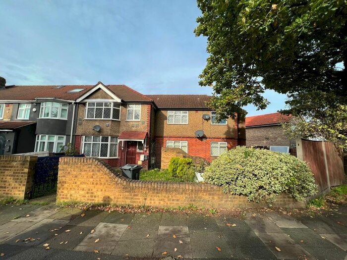 4 Bedroom Semi-Detached House To Rent In Chaucer Avenue, Hounslow, TW4