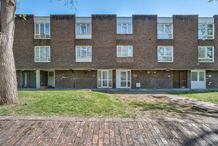 3 Bedroom Town House To Rent In Everglade Strand, Colindale, NW9