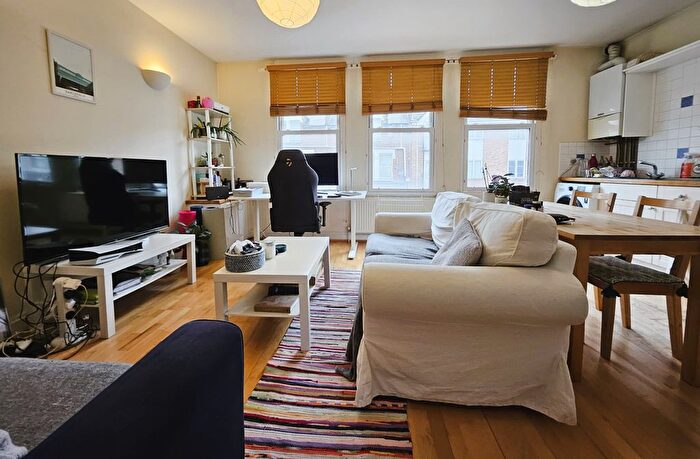2 Bedroom Flat To Rent In Garratt Lane, Wandsworth, SW18