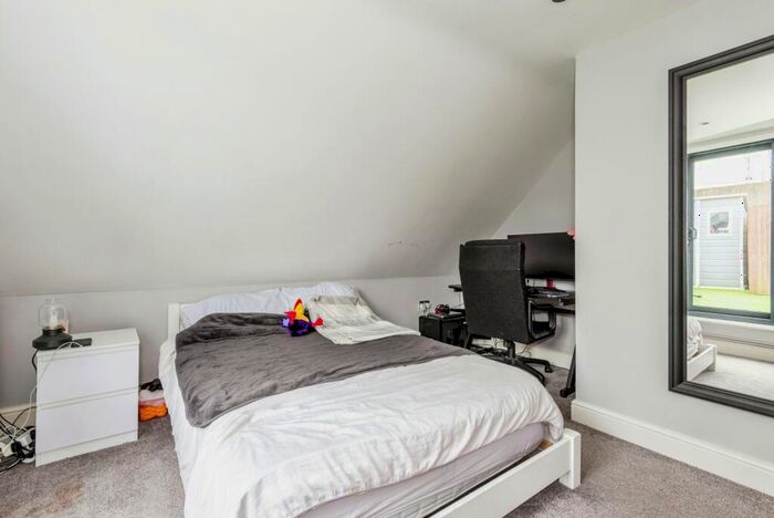 1 Bedroom Flat For Sale In High Street, Leatherhead, Surrey, KT22