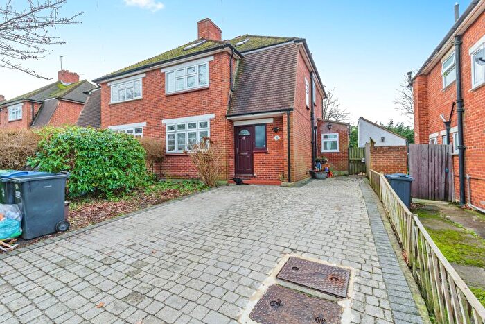 4 Bedroom Semi-Detached House For Sale In Bridle Road, Croydon, CR0