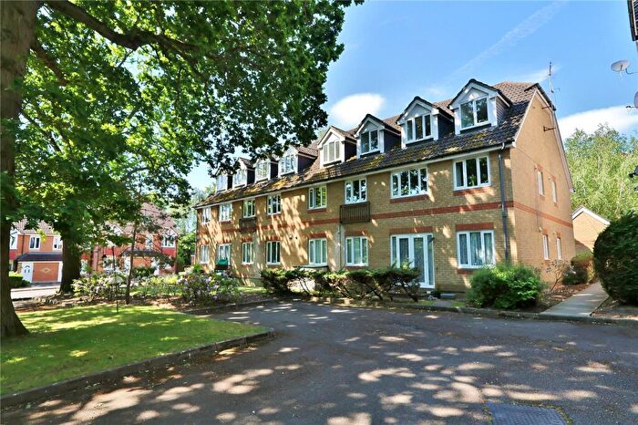 2 Bedroom Apartment For Sale In Alexandra Gardens, Knaphill, Woking, Surrey, GU21