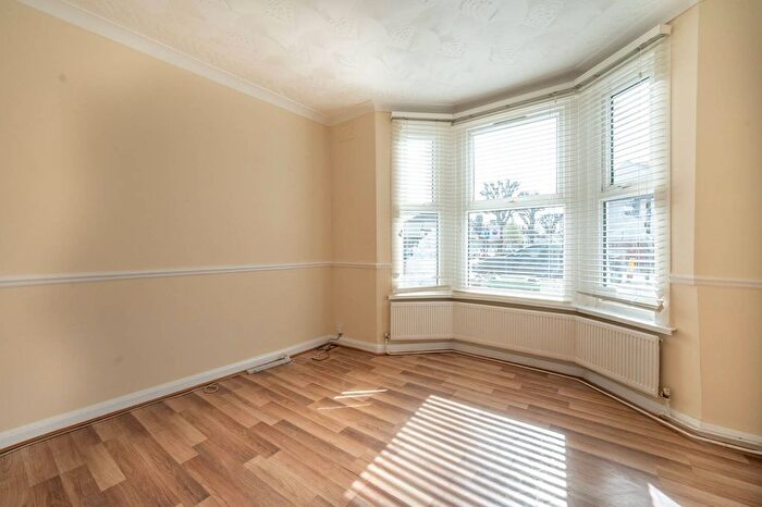 2 Bedroom Property To Rent In Lea Bridge Road, Walthamstow, London, E17