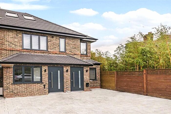 3 Bedroom Flat To Rent In Norman Way, London, W3