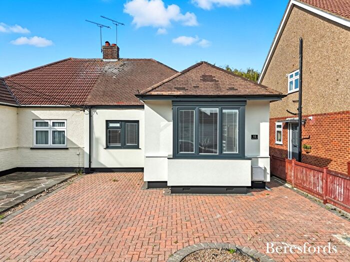 2 Bedroom Bungalow For Sale In Laburnham Gardens, Upminster, RM14