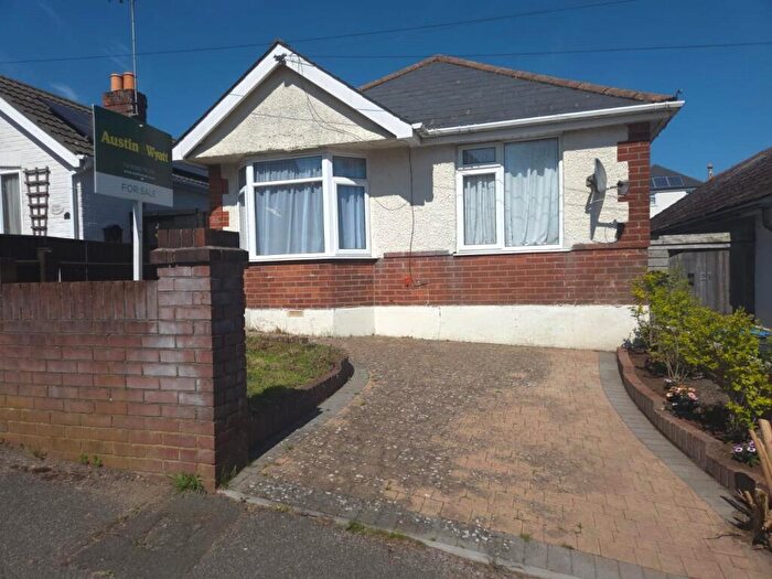 2 Bedroom Bungalow For Sale In Lincoln Road, Poole, Dorset, BH12