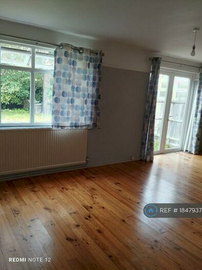 3 Bedroom Semi-Detached House To Rent In Meadowbank, Surbiton, KT5