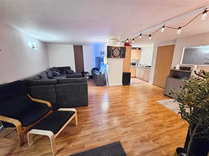 2 Bedroom Flat For Sale In Queens Road, Nottingham, NG2