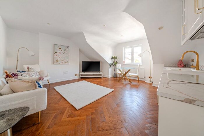 2 Bedroom Flat For Sale In Ennismore Avenue, Chiswick, London, W4