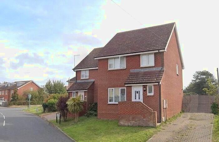 3 Bedroom Semi-Detached House To Rent In Glenavon Mews, Lineside Way, Wick, Littlehampton, BN17