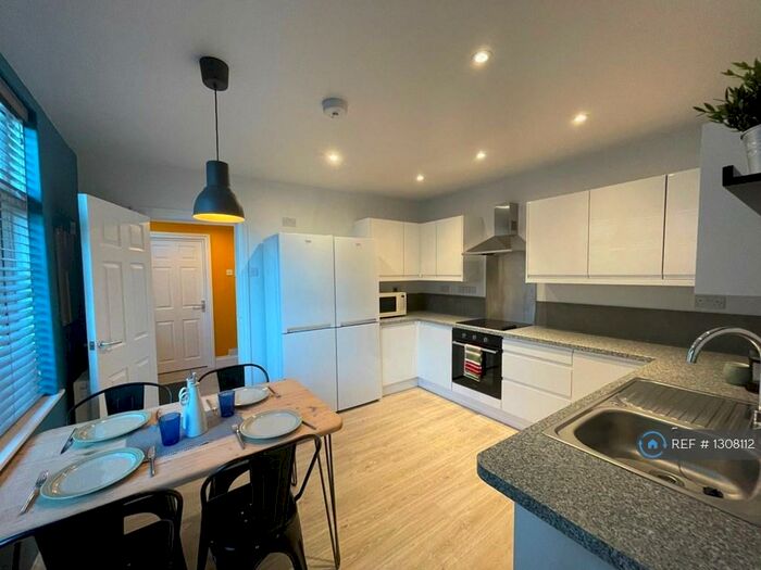 5 Bedroom Semi-Detached House To Rent In Broadlands Road, Southampton, SO17