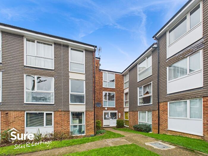2 Bedroom Flat To Rent In Cuffley Court, Hemel Hempstead, Hertfordshire, HP2