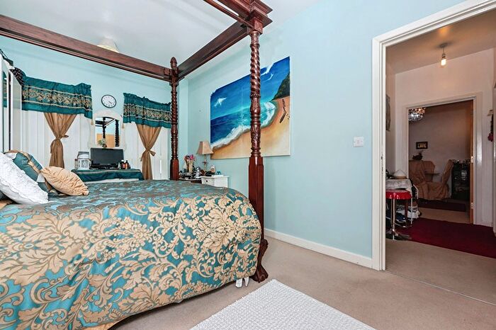 2 Bedroom Flat For Sale In Clovelly Place, Greenhithe, Kent, DA9