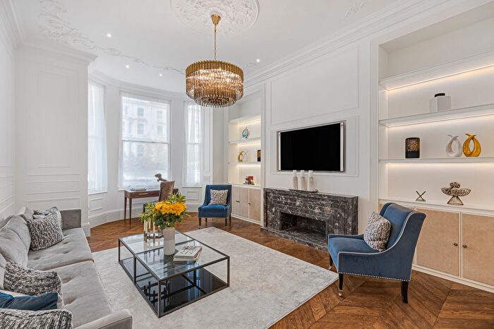 3 Bedroom Flat To Rent In Vicarage Gate, Kensington, London, W8