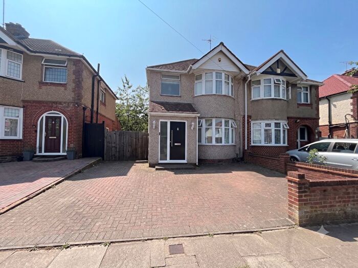 3 Bedroom Semi Detached House For Sale In Somerset Avenue, Luton, Bedfordshire, LU2