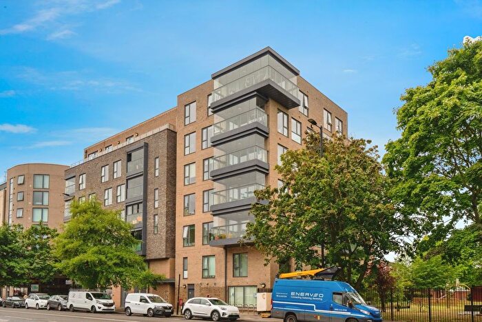 2 Bedroom Flat For Sale In Holloway Road, London, N7