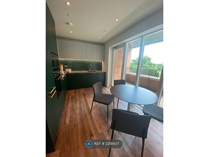 2 Bedroom Flat To Rent In Azure House, London, N8