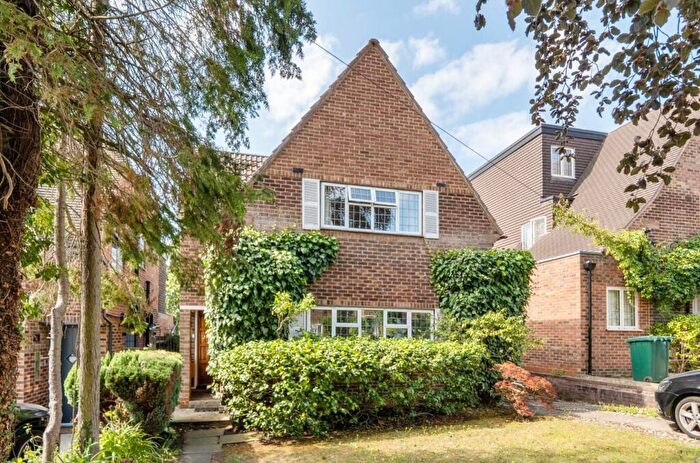 3 Bedroom Detached House For Sale In Greenway Close, Totteridge, N20