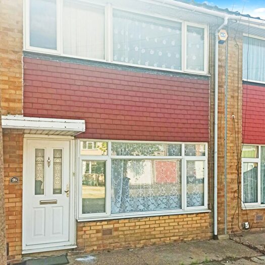 3 Bedroom Semi Detached House To Rent In Bryon Gardens, Tilbury, RM18