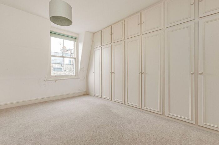 3 Bedroom Flat To Rent In Crookham Road, Parsons Green, SW6