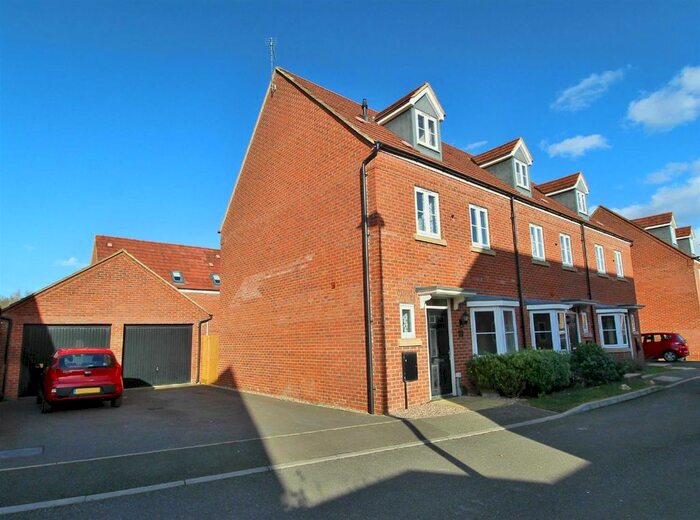 4 Bedroom Town House To Rent In Heston Walk, Oxley Park, Milton Keynes, MK4